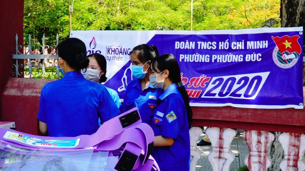 Gần 900.000 sỹ tử khẩu trang kín bưng làm thủ tục thi tốt nghiệp THPT ảnh 21