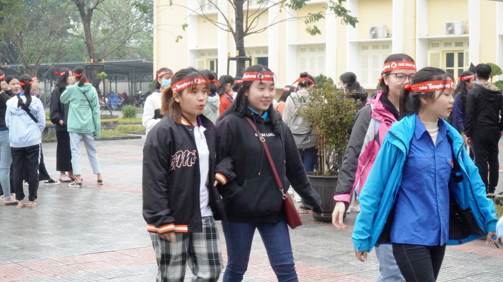 Tưng bừng Chủ Nhật Đỏ giữa mưa lạnh xứ Huế ảnh 9