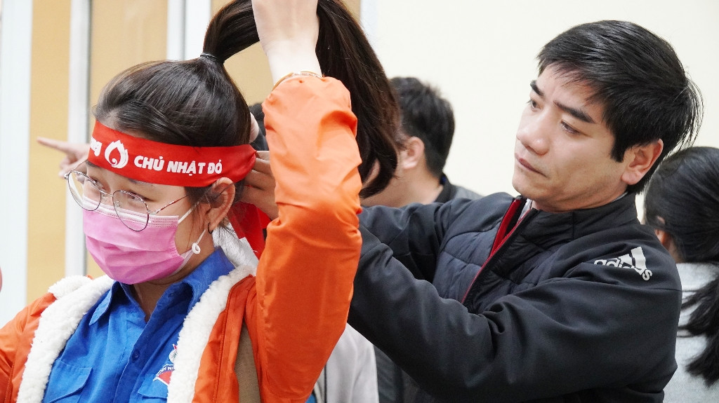 Tưng bừng Chủ Nhật Đỏ giữa mưa lạnh xứ Huế ảnh 13