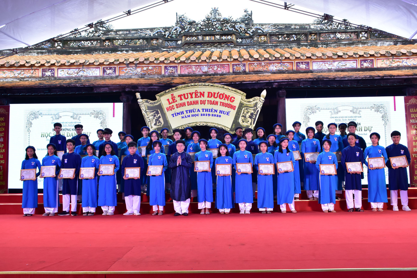 Chủ tịch tỉnh cùng giáo viên, học sinh vận 'quốc phục' tại lễ tuyên dương ảnh 16