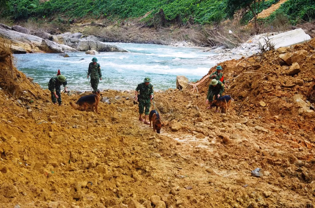 Nhìn gần ‘dòng sông mới’ Rào Trăng vừa nắn chỉnh để tìm nạn nhân mất tích ảnh 14