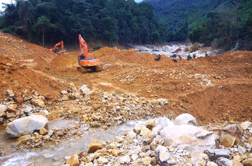 Nhìn gần ‘dòng sông mới’ Rào Trăng vừa nắn chỉnh để tìm nạn nhân mất tích ảnh 7