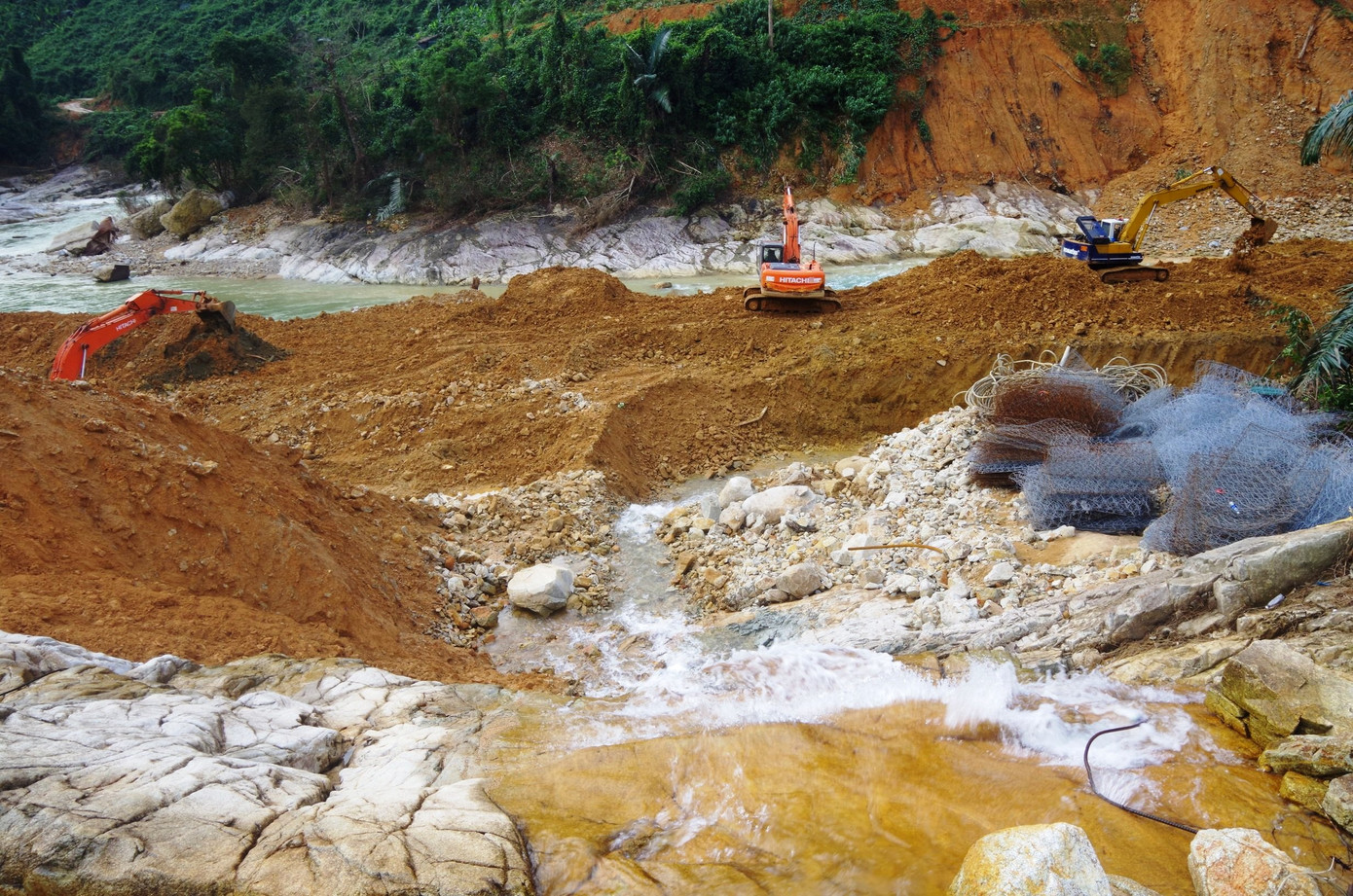Nhìn gần ‘dòng sông mới’ Rào Trăng vừa nắn chỉnh để tìm nạn nhân mất tích ảnh 13