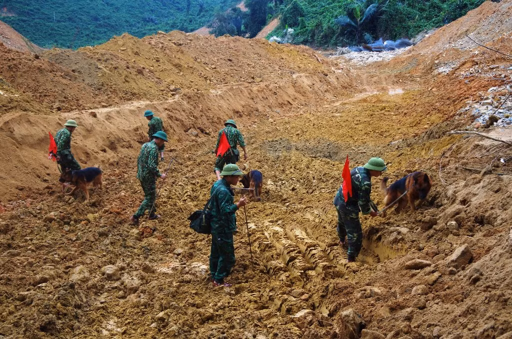 Nhìn gần ‘dòng sông mới’ Rào Trăng vừa nắn chỉnh để tìm nạn nhân mất tích ảnh 12