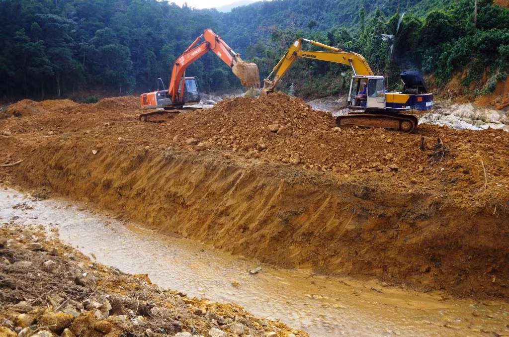 Nhìn gần ‘dòng sông mới’ Rào Trăng vừa nắn chỉnh để tìm nạn nhân mất tích ảnh 8