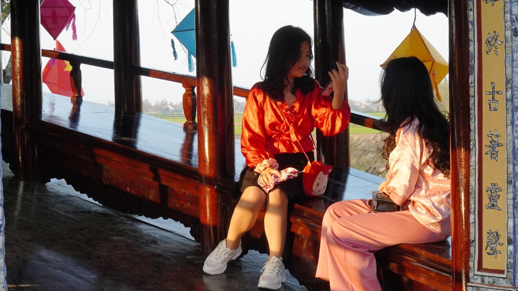 Di tích ‘trên nhà, dưới cầu’ độc nhất xứ Huế bất ngờ hút khách Tết ảnh 13