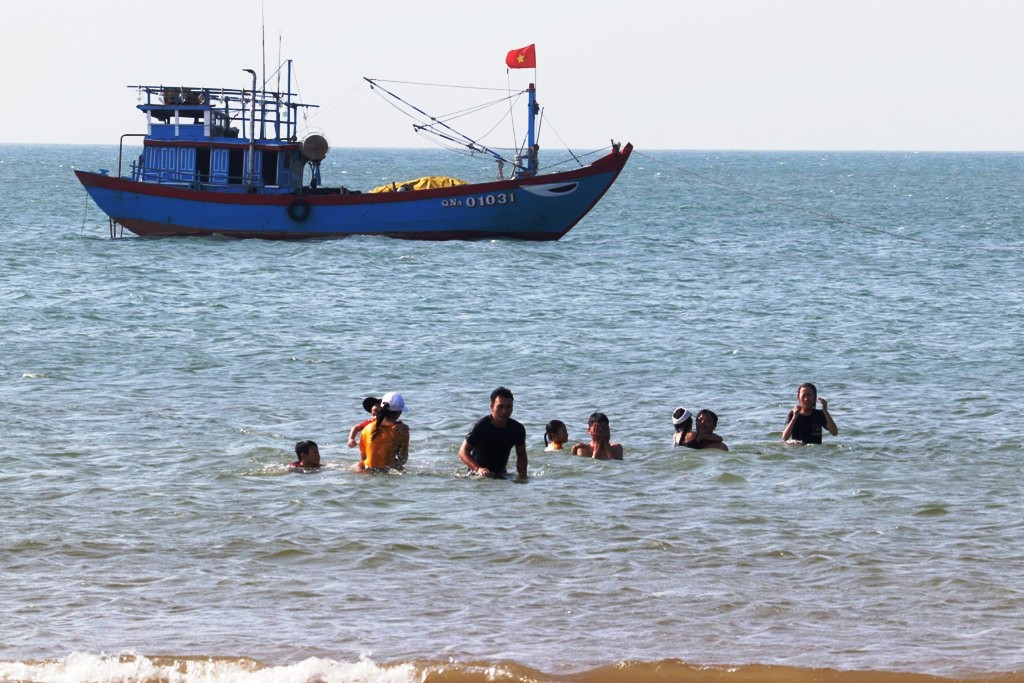 TT-Huế: Hàng nghìn người 'xé rào' tắm biển dịp cuối tuần, nghỉ lễ ảnh 14