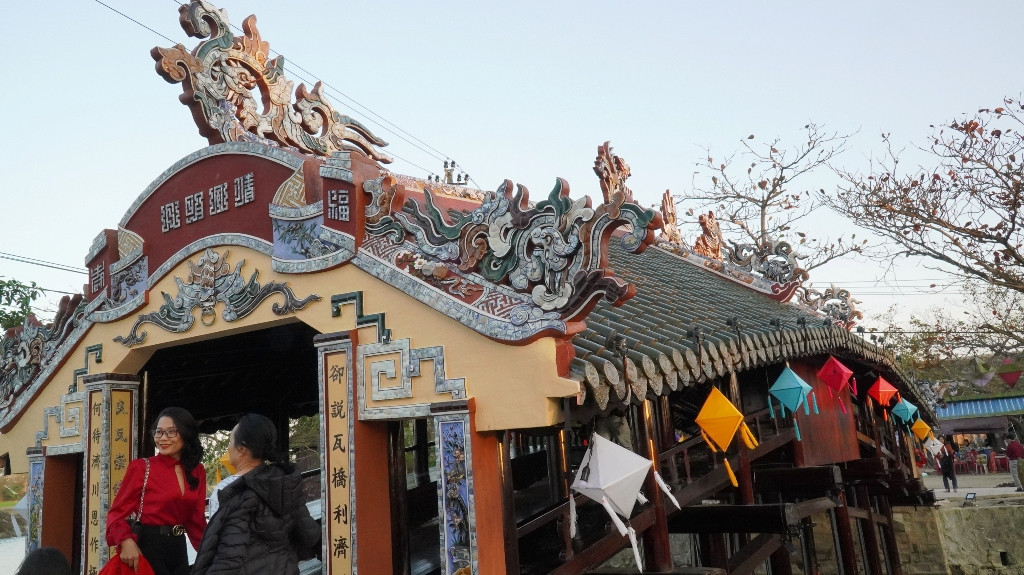 Di tích ‘trên nhà, dưới cầu’ độc nhất xứ Huế bất ngờ hút khách Tết ảnh 15