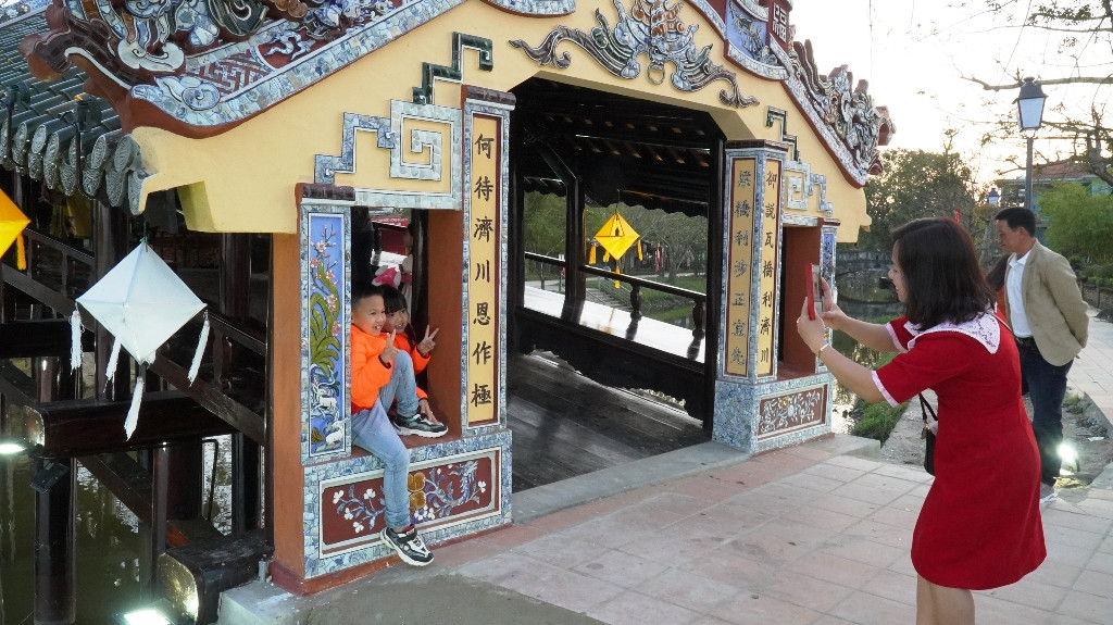 Di tích ‘trên nhà, dưới cầu’ độc nhất xứ Huế bất ngờ hút khách Tết ảnh 18