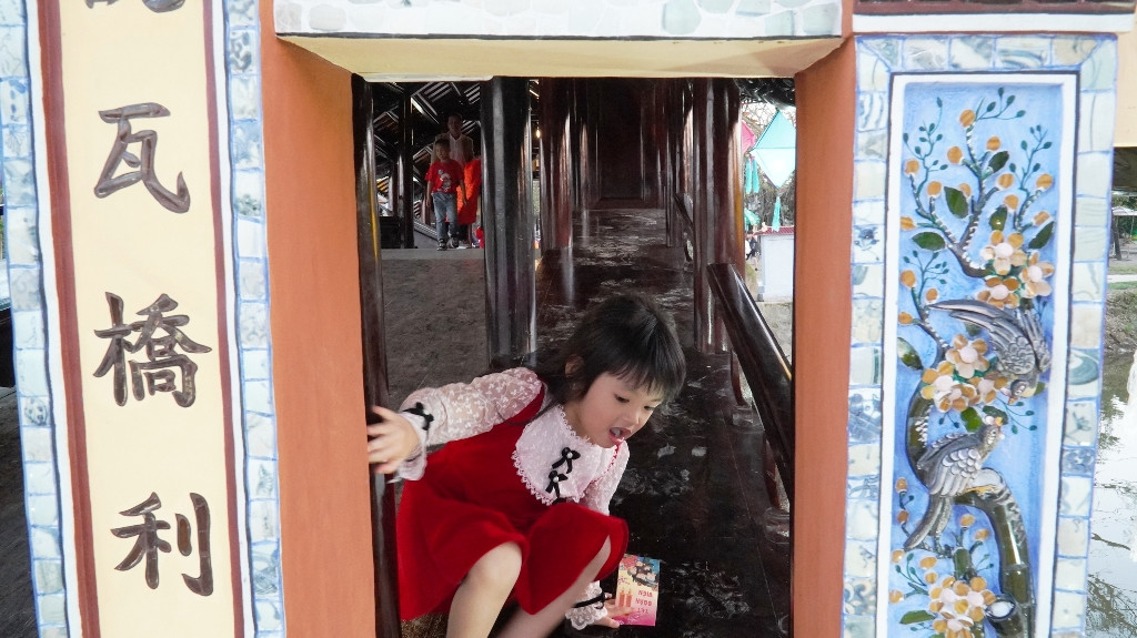 Di tích ‘trên nhà, dưới cầu’ độc nhất xứ Huế bất ngờ hút khách Tết ảnh 21