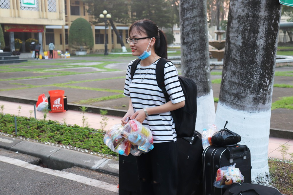 Trường đại học tặng 5.000 quả trứng gà, vé xe cho sinh viên về quê ăn Tết ảnh 9