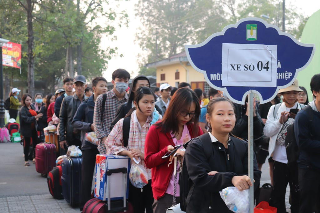 Trường đại học tặng 5.000 quả trứng gà, vé xe cho sinh viên về quê ăn Tết ảnh 2