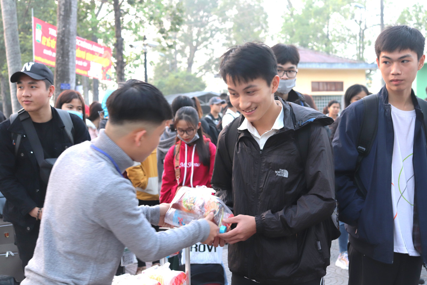 Trường đại học tặng 5.000 quả trứng gà, vé xe cho sinh viên về quê ăn Tết ảnh 7