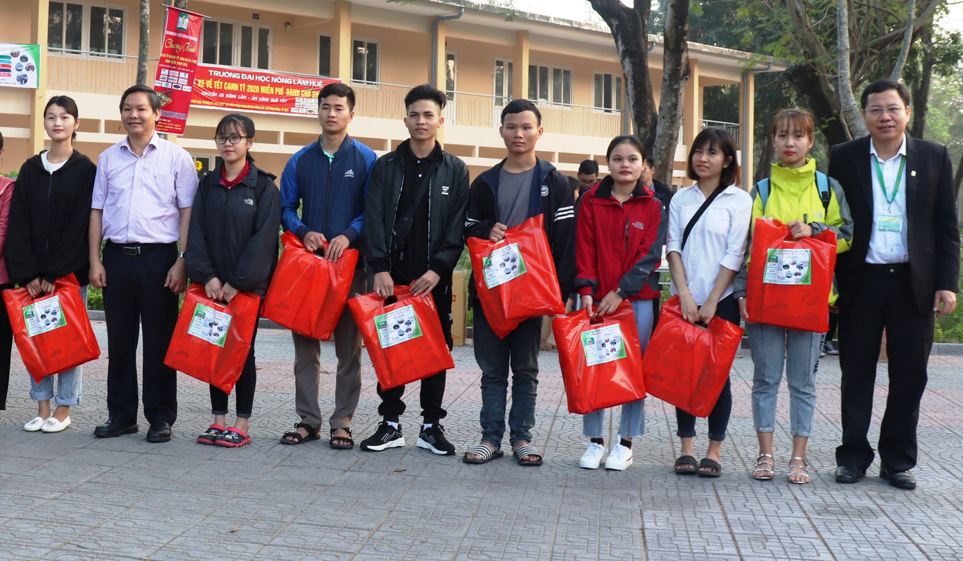 Trường đại học tặng 5.000 quả trứng gà, vé xe cho sinh viên về quê ăn Tết ảnh 10
