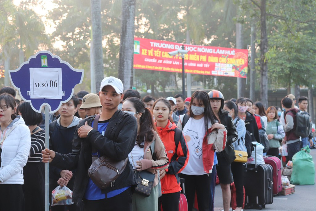Trường đại học tặng 5.000 quả trứng gà, vé xe cho sinh viên về quê ăn Tết ảnh 4