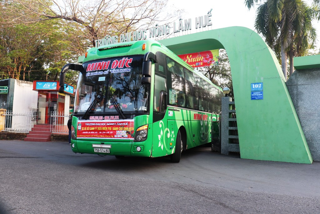 Trường đại học tặng 5.000 quả trứng gà, vé xe cho sinh viên về quê ăn Tết ảnh 12
