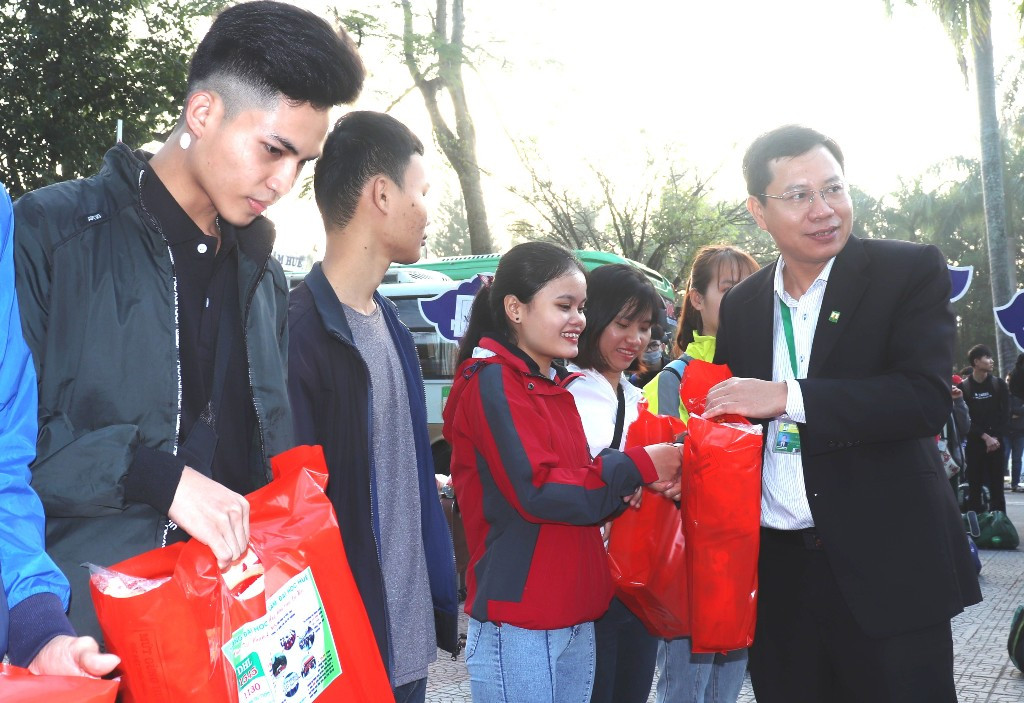 Trường đại học tặng 5.000 quả trứng gà, vé xe cho sinh viên về quê ăn Tết ảnh 6