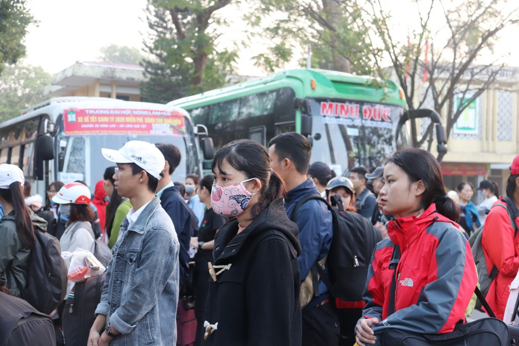 Trường đại học tặng 5.000 quả trứng gà, vé xe cho sinh viên về quê ăn Tết ảnh 3