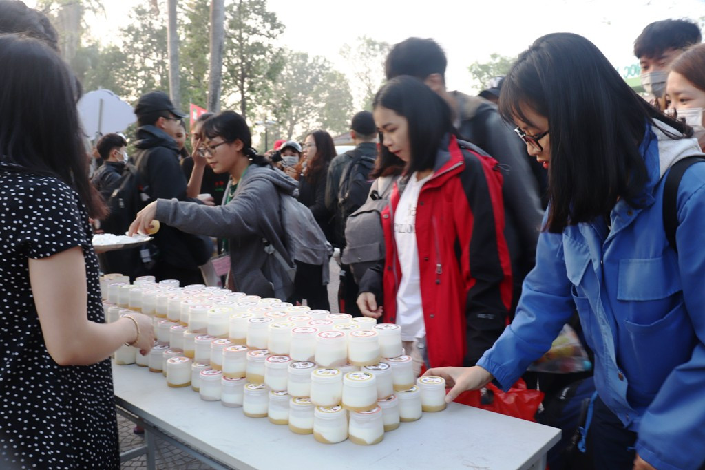 Trường đại học tặng 5.000 quả trứng gà, vé xe cho sinh viên về quê ăn Tết ảnh 8