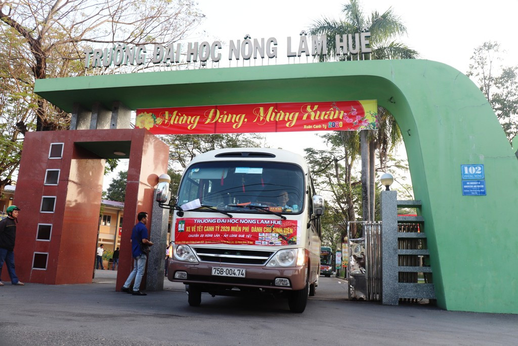 Trường đại học tặng 5.000 quả trứng gà, vé xe cho sinh viên về quê ăn Tết ảnh 1