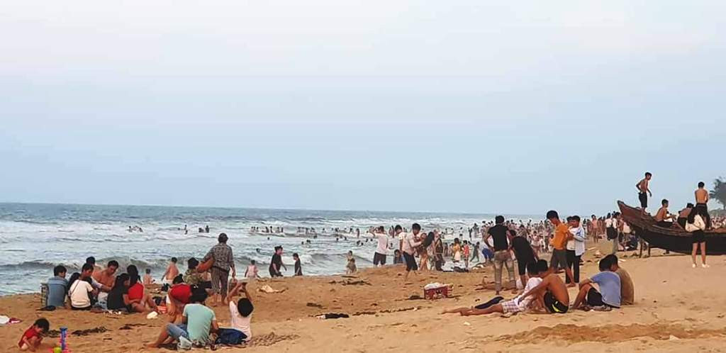 TT-Huế: Hàng nghìn người 'xé rào' tắm biển dịp cuối tuần, nghỉ lễ ảnh 7