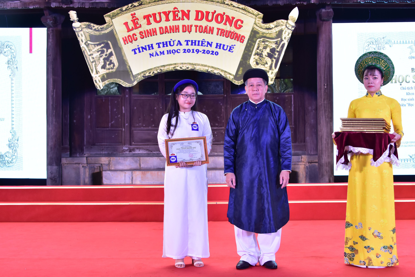 Chủ tịch tỉnh cùng giáo viên, học sinh vận 'quốc phục' tại lễ tuyên dương ảnh 7