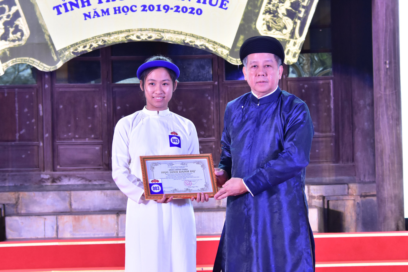 Chủ tịch tỉnh cùng giáo viên, học sinh vận 'quốc phục' tại lễ tuyên dương ảnh 12