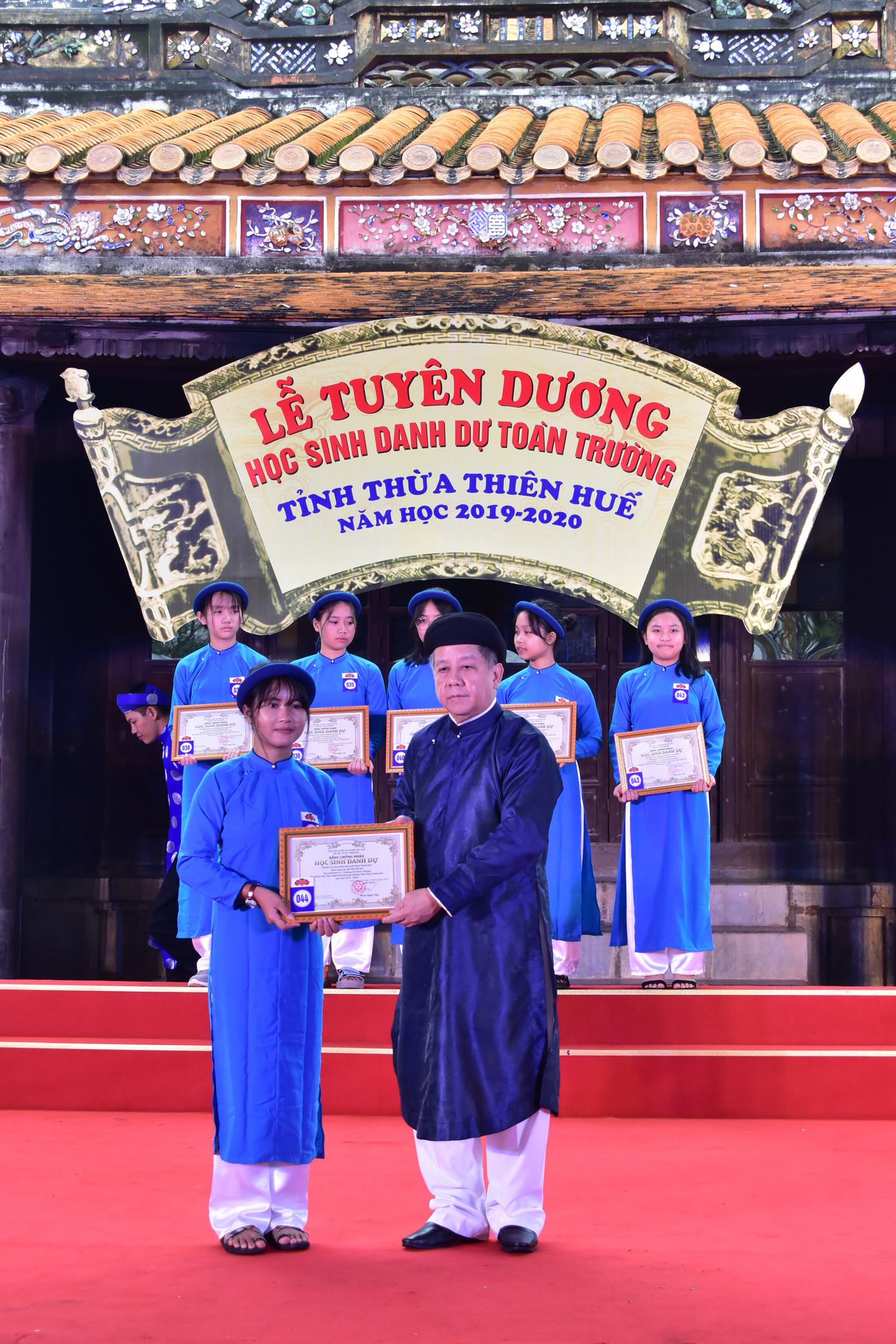 Chủ tịch tỉnh cùng giáo viên, học sinh vận 'quốc phục' tại lễ tuyên dương ảnh 14