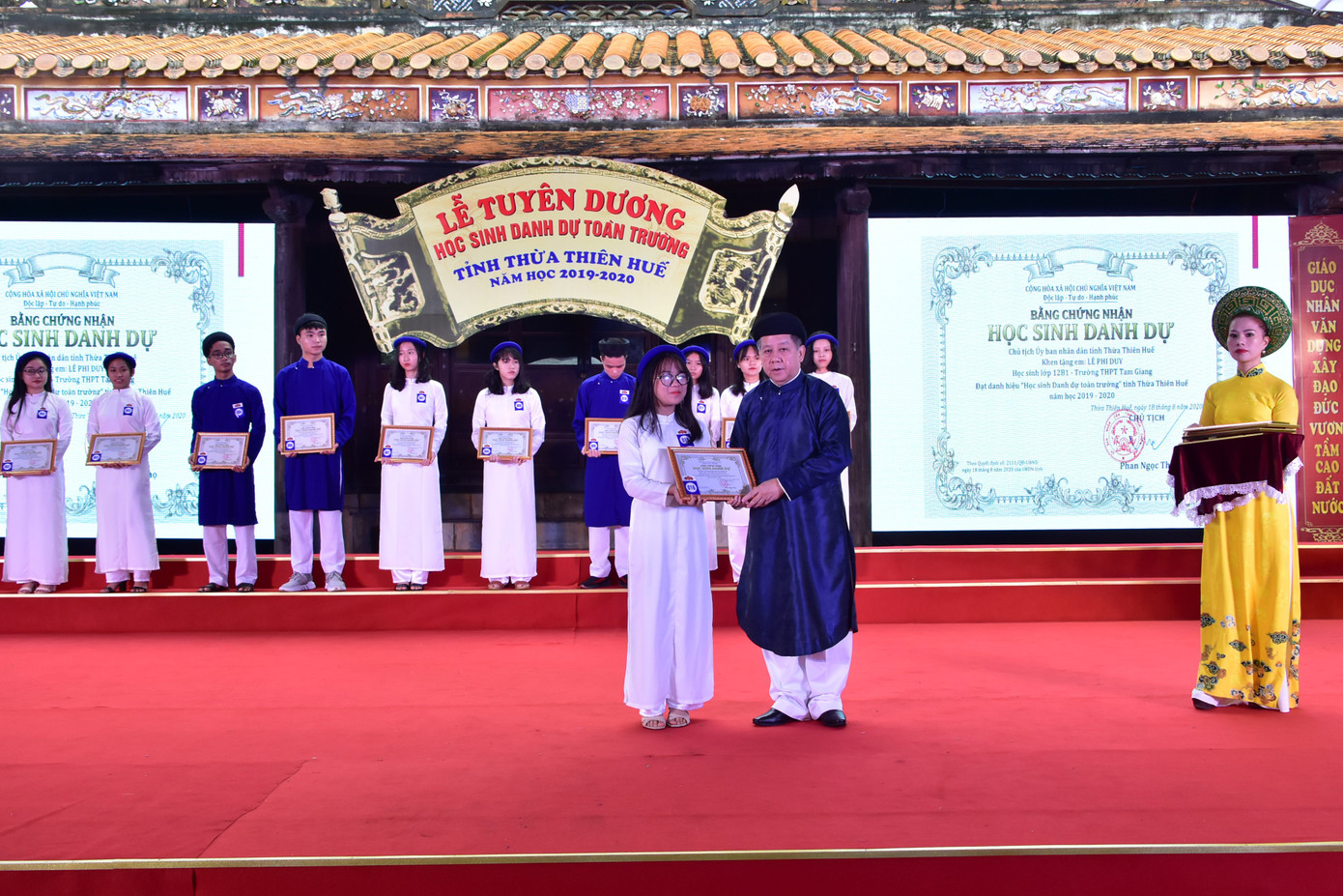 Chủ tịch tỉnh cùng giáo viên, học sinh vận 'quốc phục' tại lễ tuyên dương ảnh 13