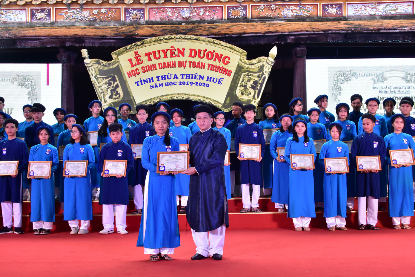 Chủ tịch tỉnh cùng giáo viên, học sinh vận 'quốc phục' tại lễ tuyên dương ảnh 15