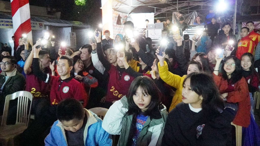 Pháo hoa rực sáng bầu trời, Việt Nam bước sang năm mới 2021 ảnh 24