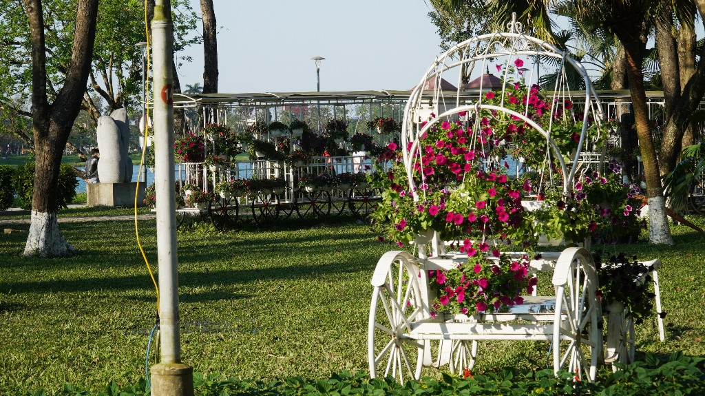 Huế khoác áo hoa rực rỡ sắc màu chiều 30 Tết ảnh 18