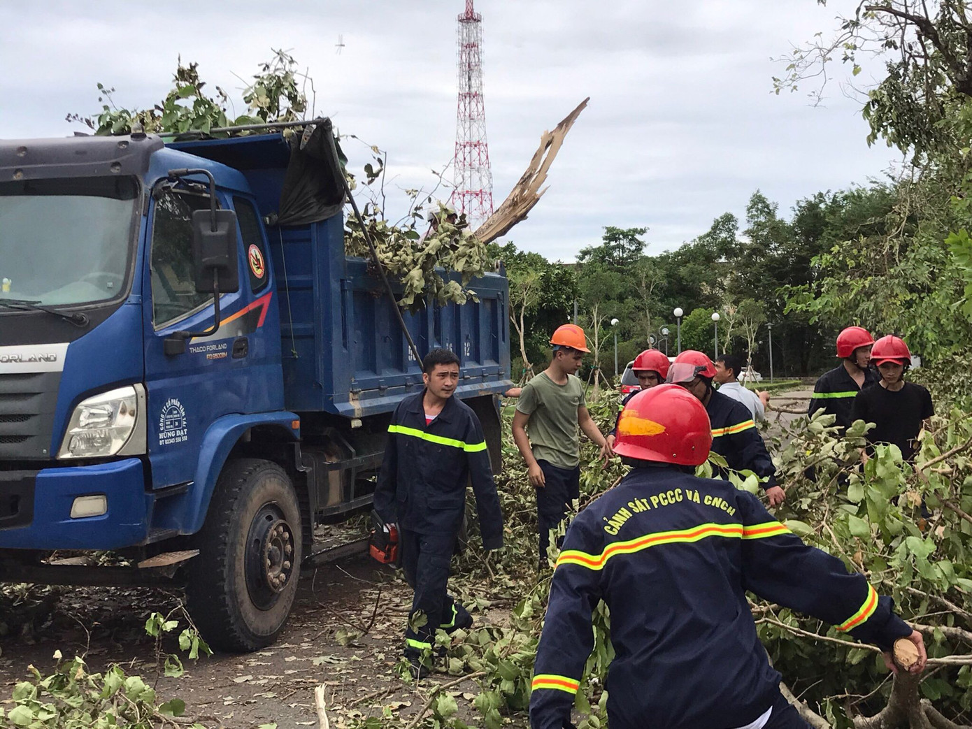 Gần 1.500 ĐVTN Huế miệt mài ‘giải cứu’ đường phố tắc nghẽn sau bão ảnh 11
