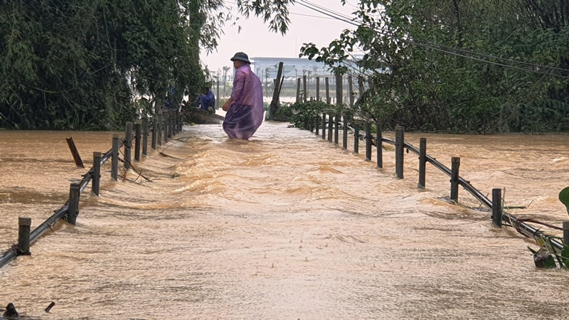Huế mưa trắng trời, người dân ‘oằn mình’ chống lũ ảnh 15