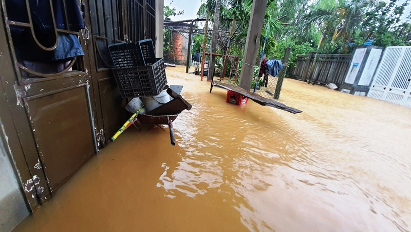 Huế mưa trắng trời, người dân ‘oằn mình’ chống lũ ảnh 2