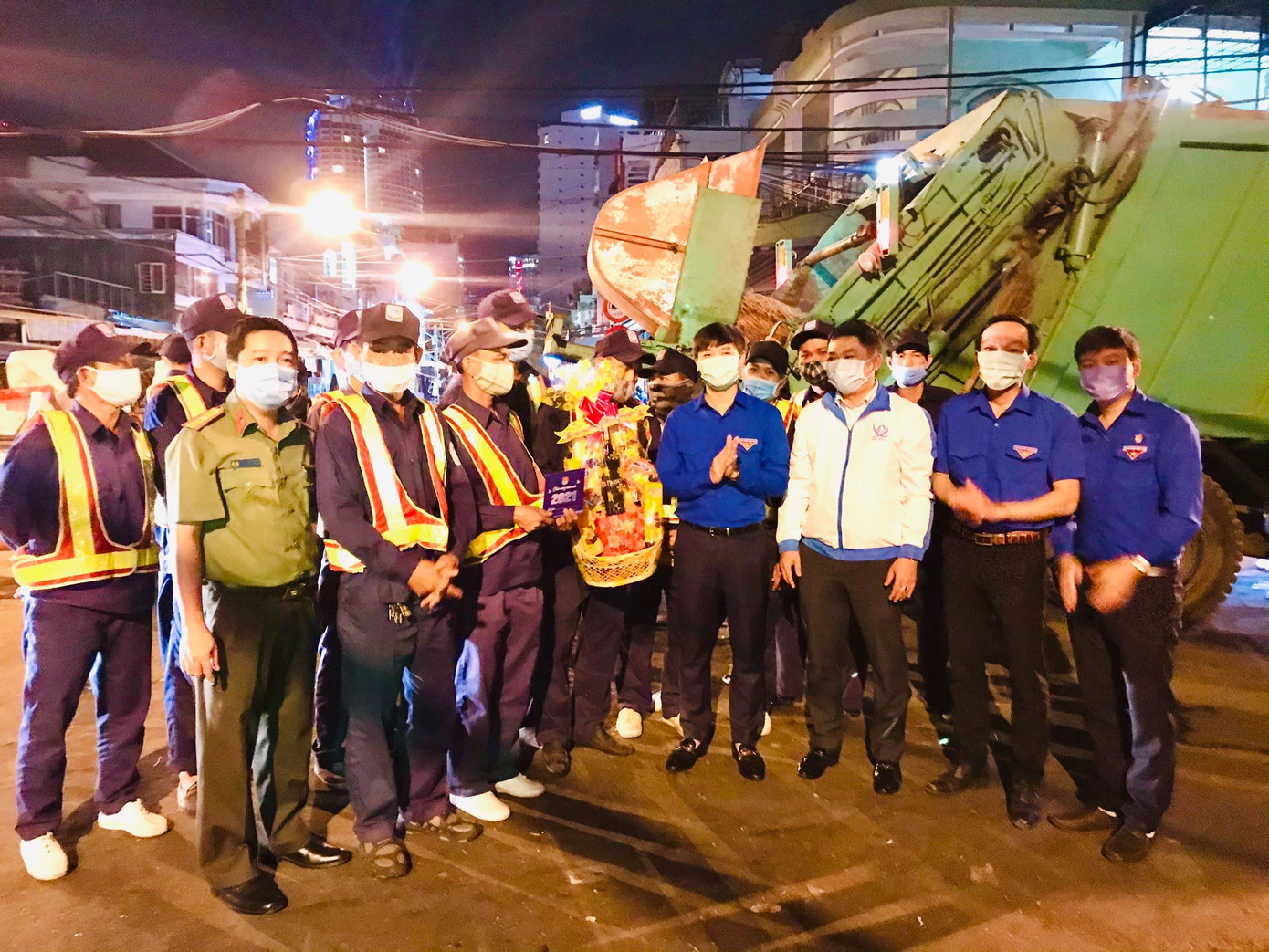 Thăm, tặng quà đêm giao thừa cho lực lượng tuyến đầu chống dịch COVID-19 ảnh 7