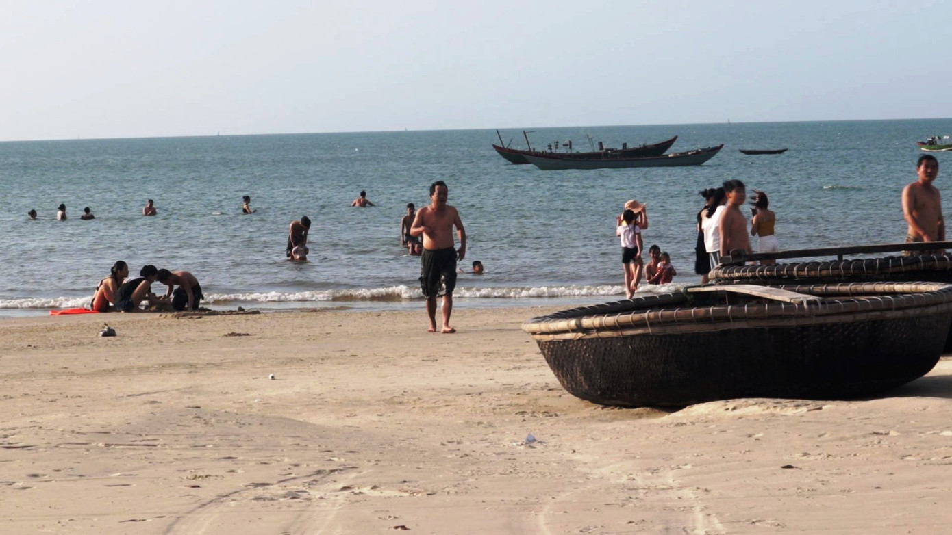 TT-Huế: Hàng nghìn người 'xé rào' tắm biển dịp cuối tuần, nghỉ lễ ảnh 3