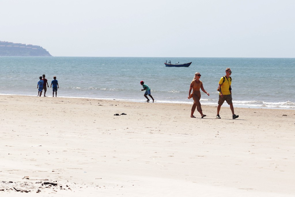 TT-Huế: Hàng nghìn người 'xé rào' tắm biển dịp cuối tuần, nghỉ lễ ảnh 6