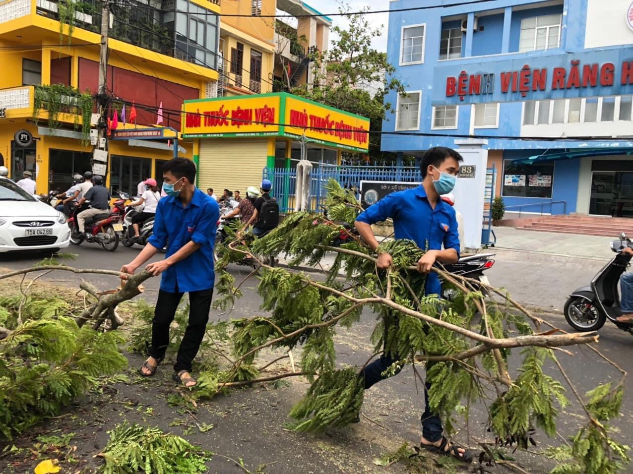 Gần 1.500 ĐVTN Huế miệt mài ‘giải cứu’ đường phố tắc nghẽn sau bão ảnh 9