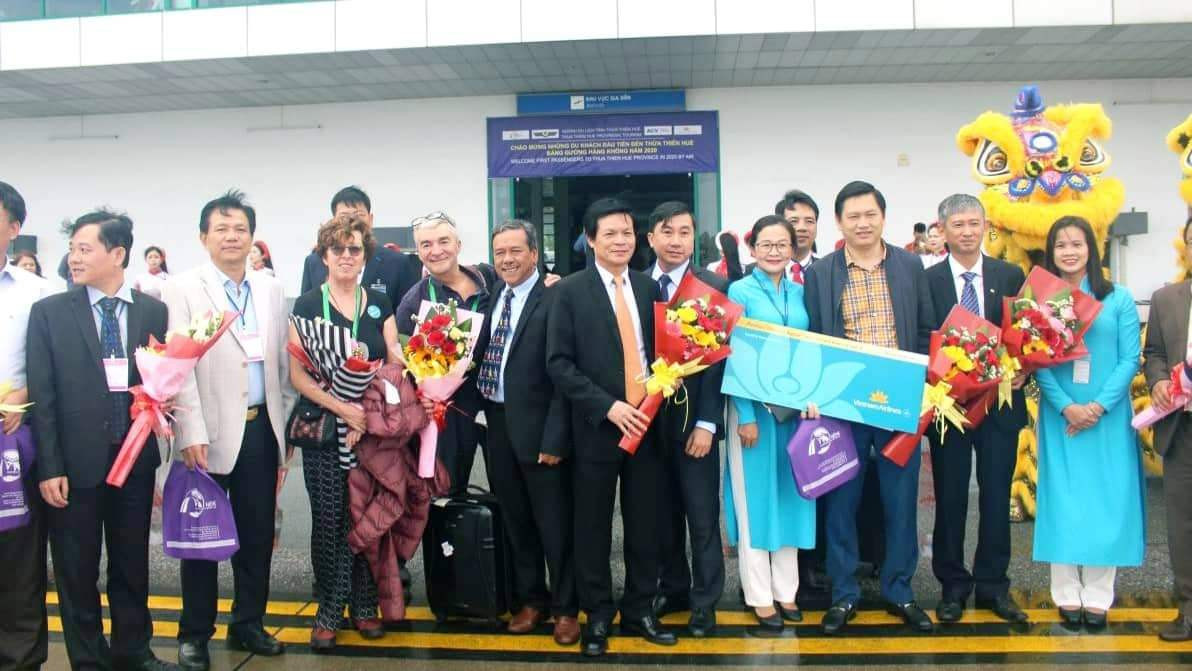 Đến Đại nội Huế ngắm đàn cá ‘khủng’ 5.000 con lấy may ngày đầu năm 2020 ảnh 12