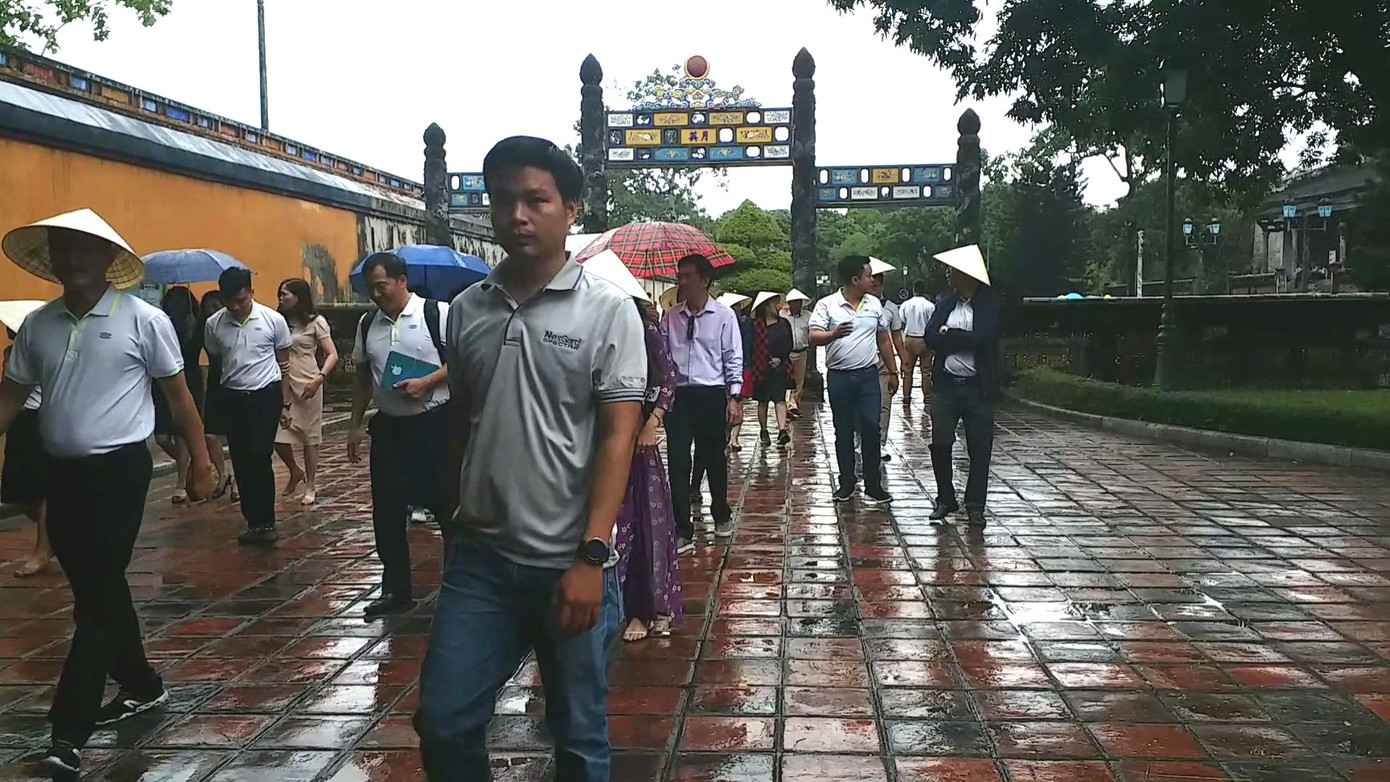 Đến Đại nội Huế ngắm đàn cá ‘khủng’ 5.000 con lấy may ngày đầu năm 2020 ảnh 7