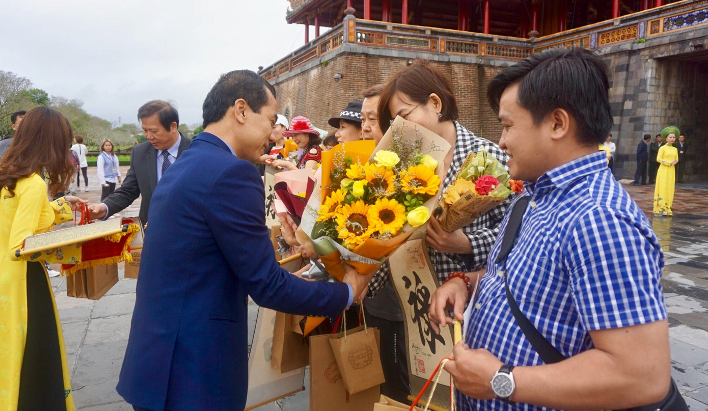 Đến Đại nội Huế ngắm đàn cá ‘khủng’ 5.000 con lấy may ngày đầu năm 2020 ảnh 9