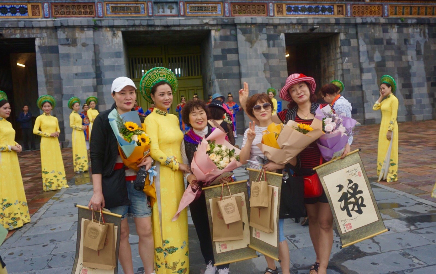 Đến Đại nội Huế ngắm đàn cá ‘khủng’ 5.000 con lấy may ngày đầu năm 2020 ảnh 10