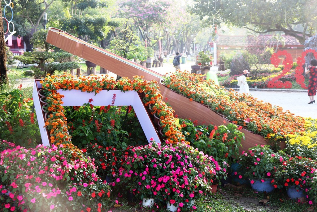 Nhìn ngắm Huế ngày cuối năm khoác 'áo hoa' lạ lẫm đón Tết ảnh 16