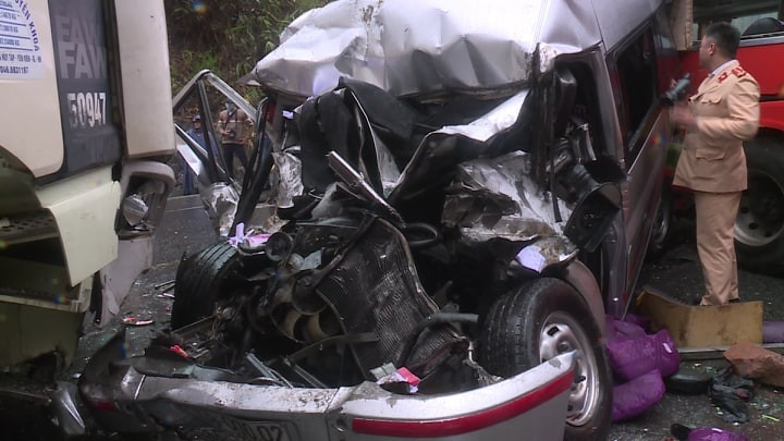 CLIP: Cú va chạm kinh hoàng giữa 2 ô tô khách, nhiều người thương vong ảnh 6