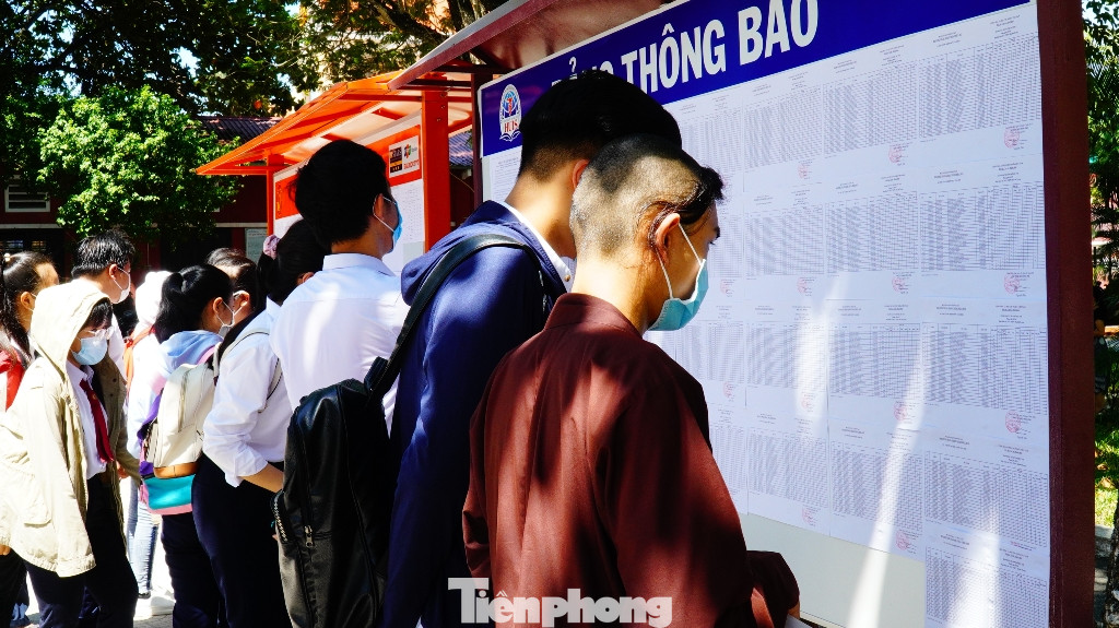 Hơn 12.000 thí sinh TT-Huế tập trung làm thủ tục thi THPT 2020 ảnh 11