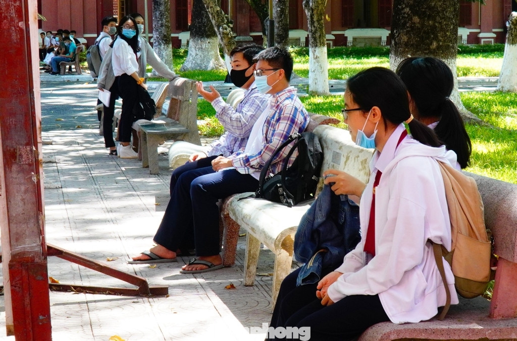 Hơn 12.000 thí sinh TT-Huế tập trung làm thủ tục thi THPT 2020 ảnh 12