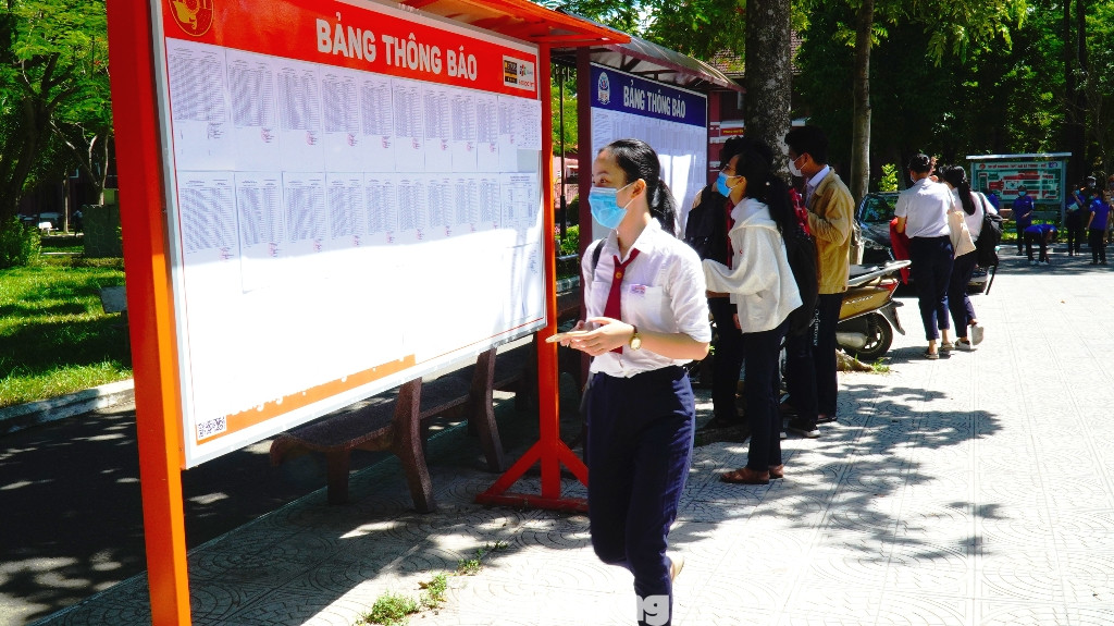 Hơn 12.000 thí sinh TT-Huế tập trung làm thủ tục thi THPT 2020 ảnh 9