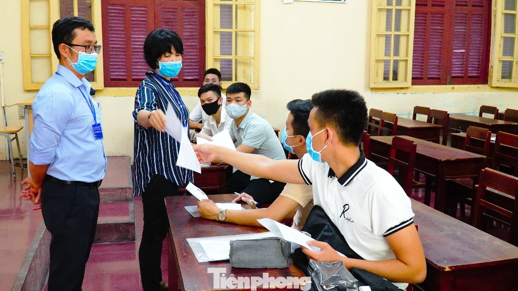 Hơn 12.000 thí sinh TT-Huế tập trung làm thủ tục thi THPT 2020 ảnh 14