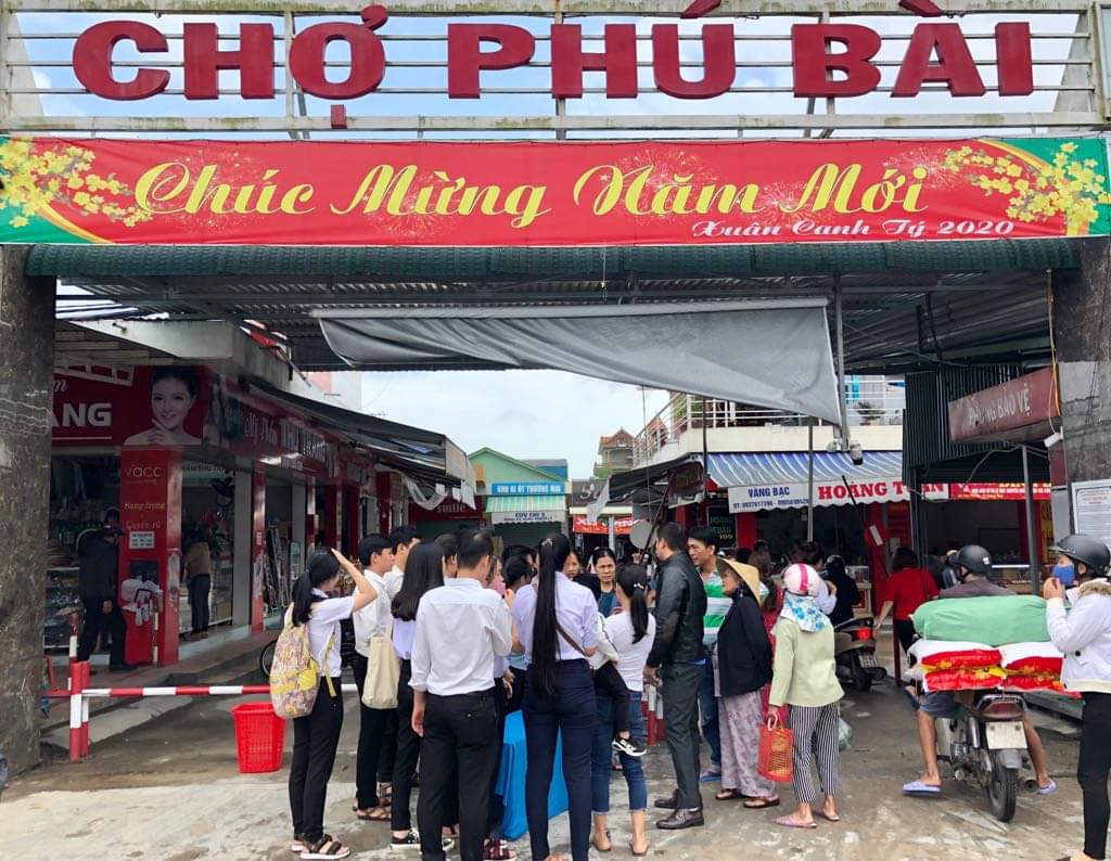 Học trò 'trường huyện' sản xuất nước sát khuẩn phát miễn phí cho dân ảnh 1